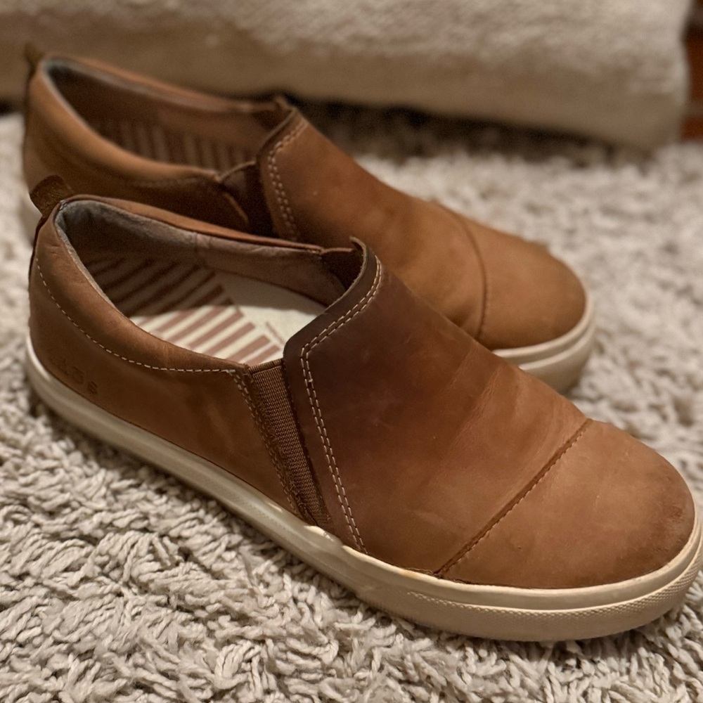 Taos Footwear LeatherWomen's Slip-On Sneakers - Picture 4 of 6